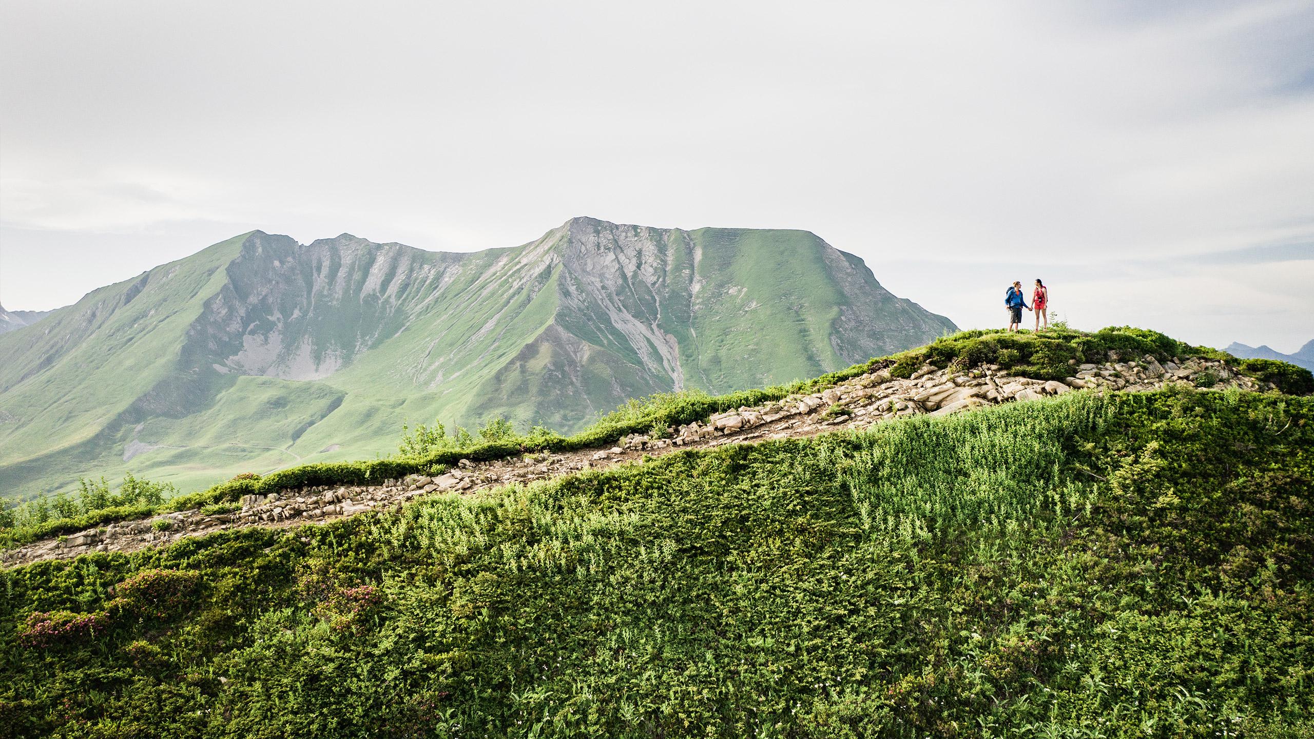 Un couple randonne sur les sentiers du Grand-Bornand, dans le Massif des Aravis, en Haute-Savoie