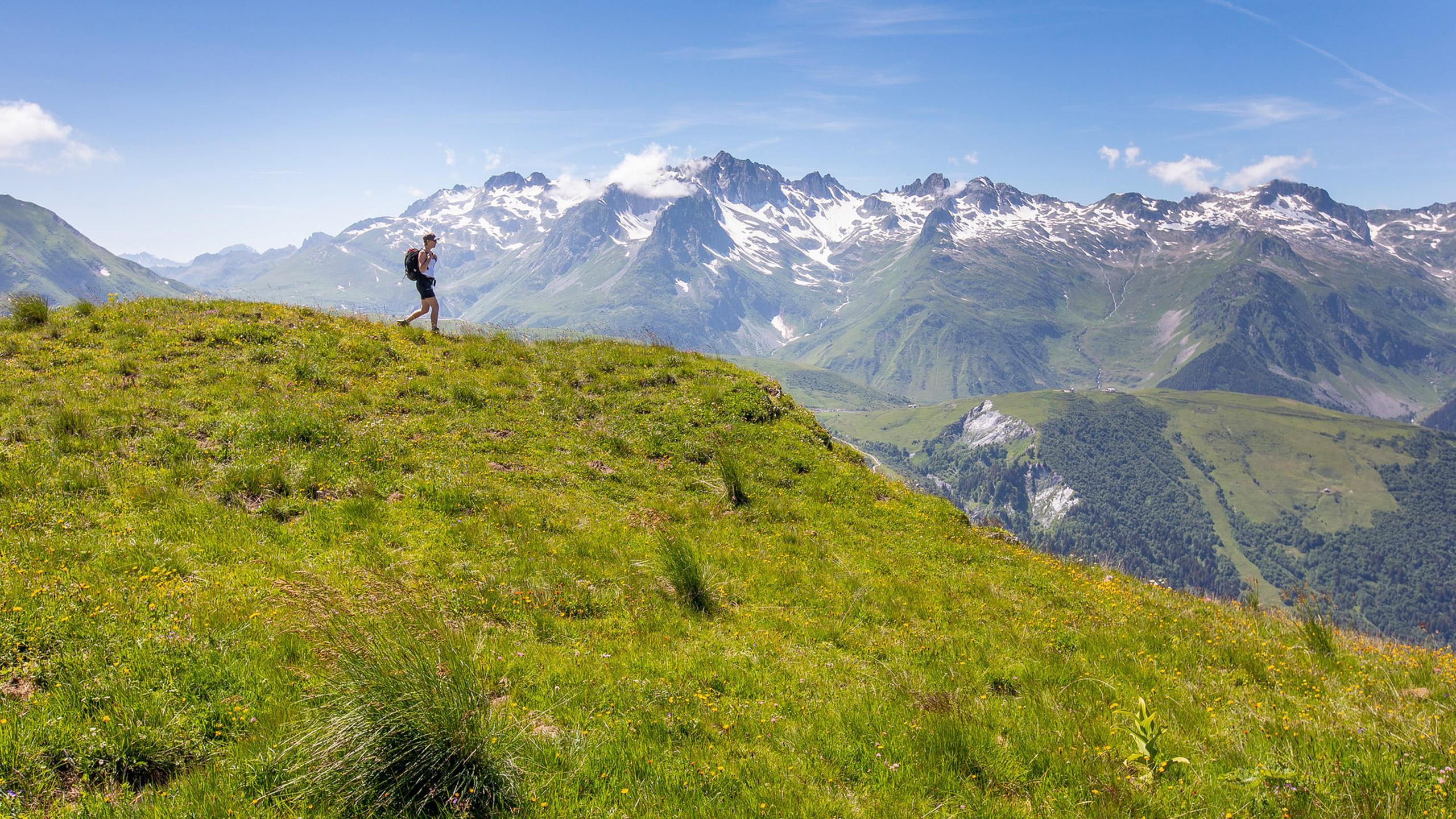 Une femme fait une randonnée près de Valmorel, au Grand Domaine,  en Savoie