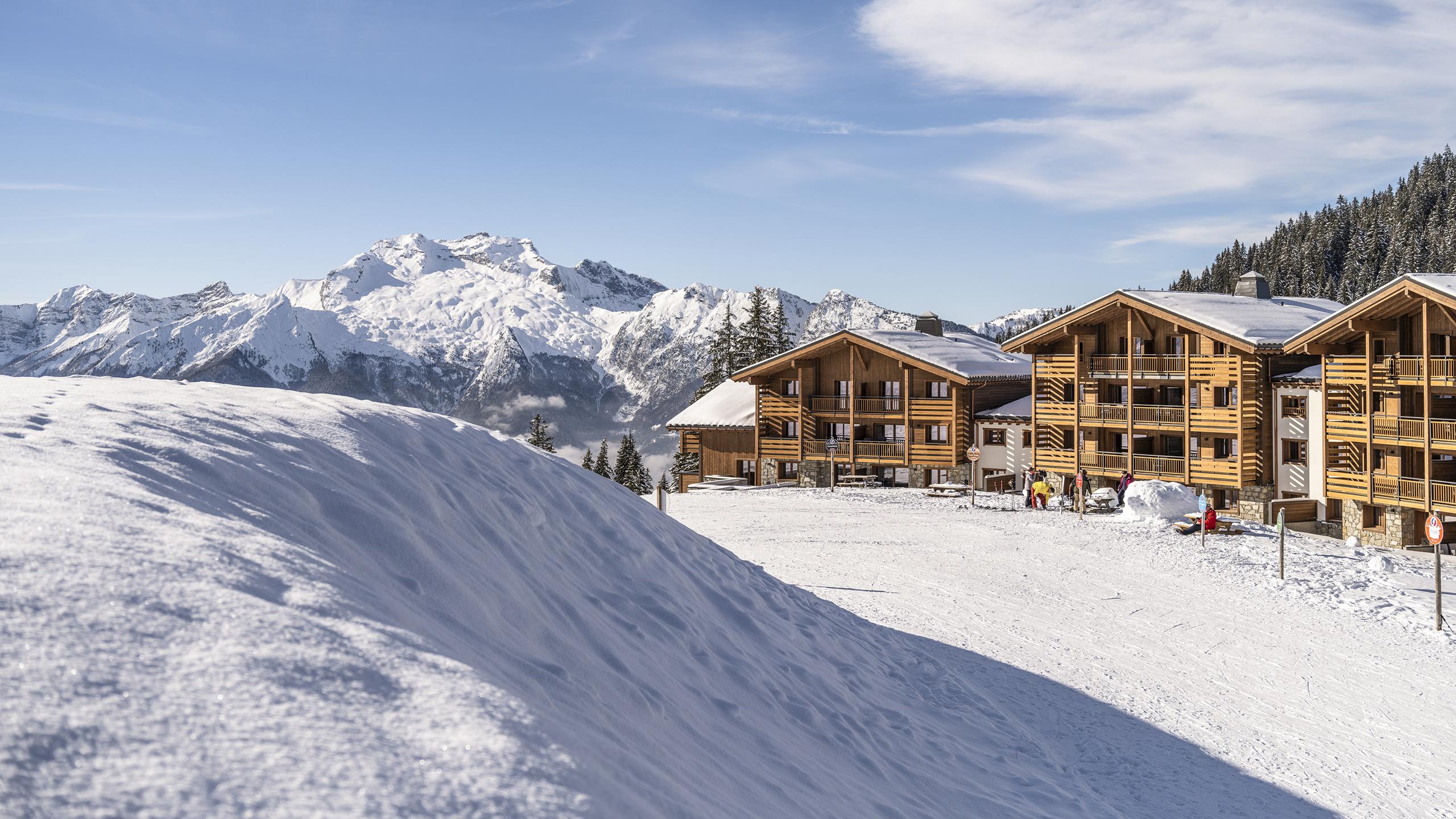 Vue extérieure sous la neige du Hameau de l'Ours à Manigod, destination Haute-Savoie