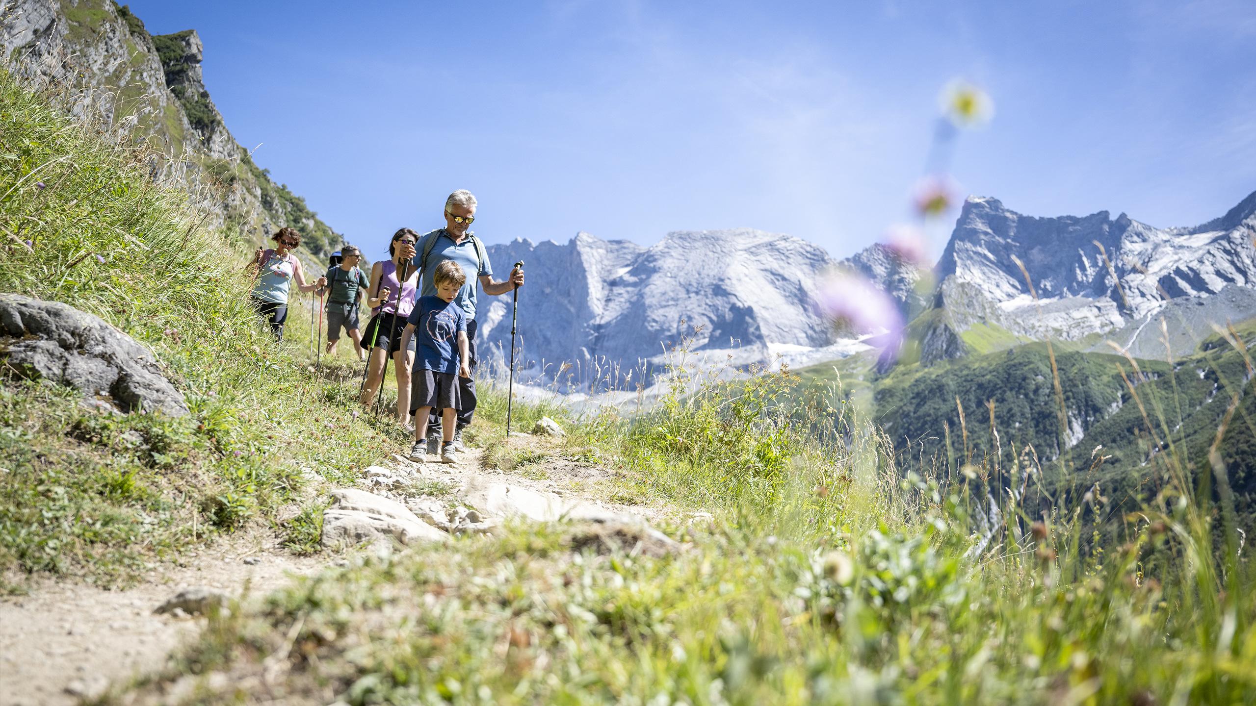 Une famille de tous les âges est en train de faire une randonnée à La Plagne