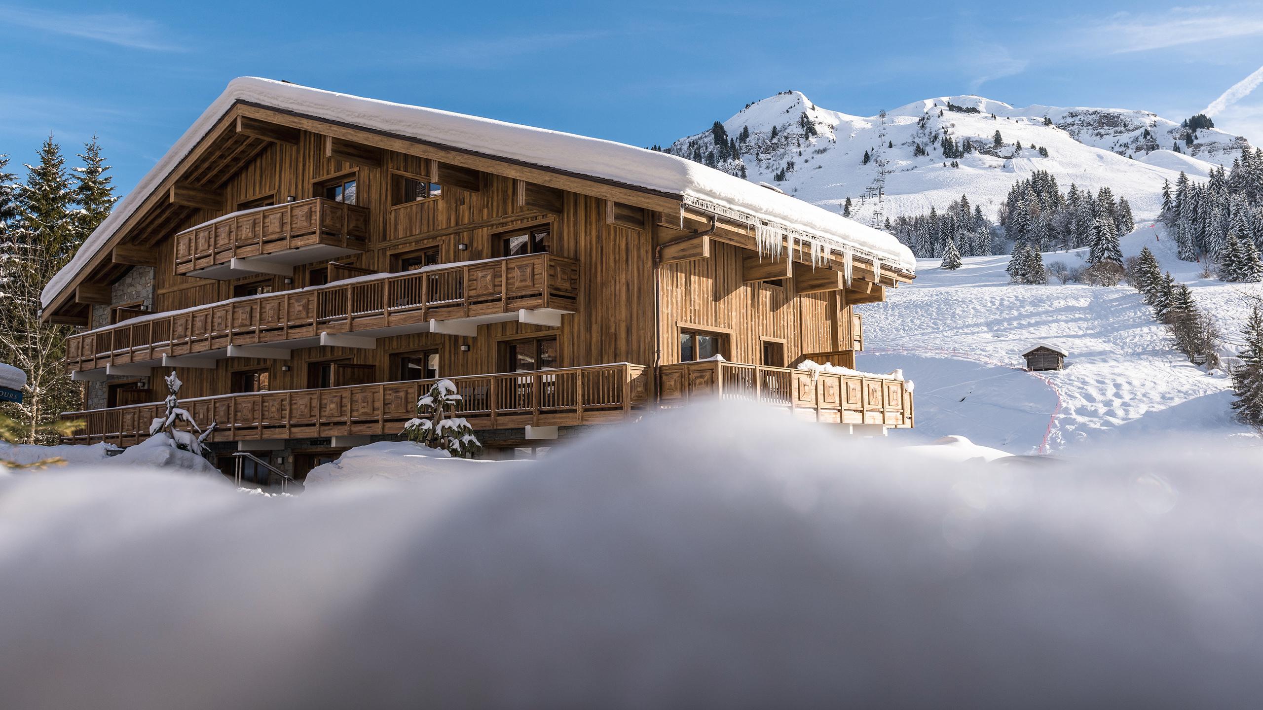 Vue extérieure de la résidence Roc des Tours au Grand Bornand sous la neige