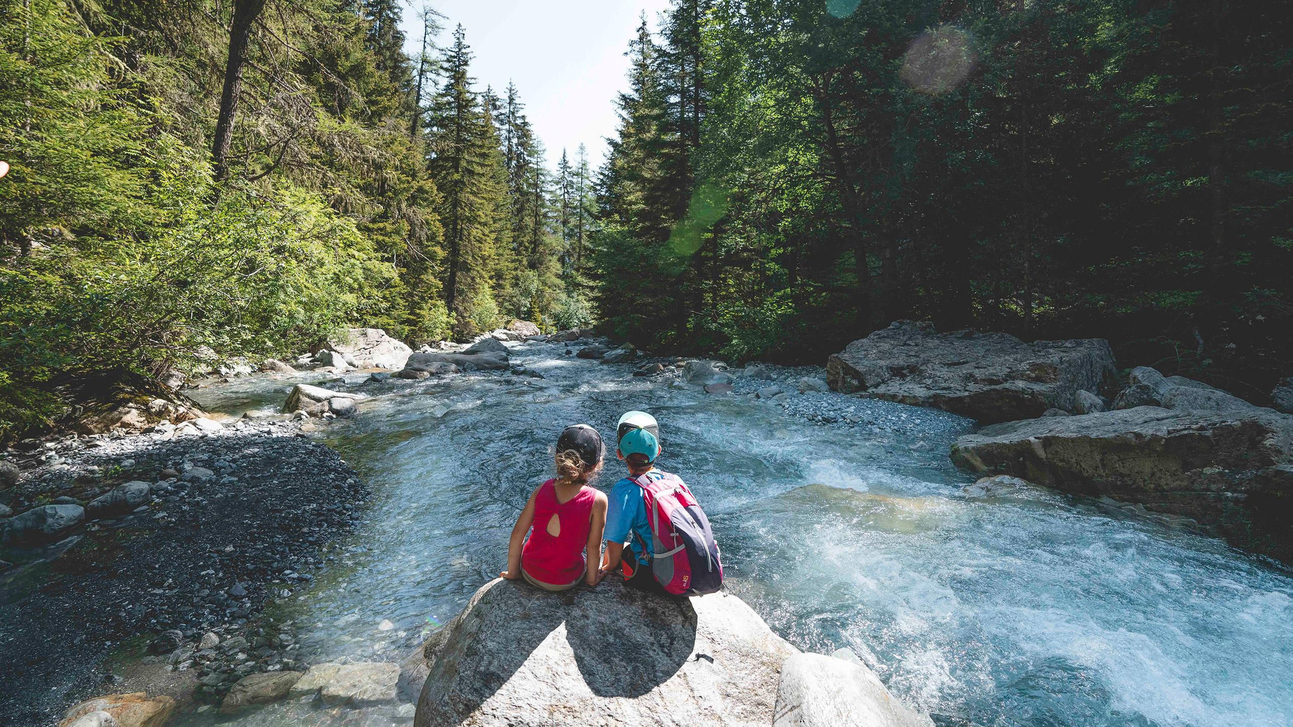 Deux enfants au bord d'une rivière