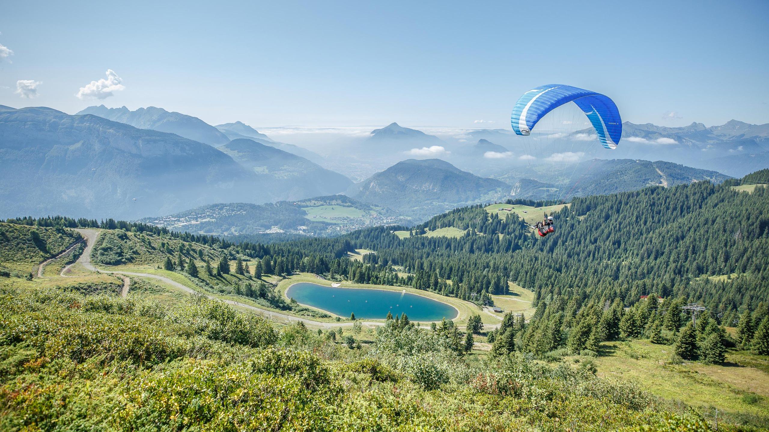 Un parapente survole la station des Carroz en pleine nature 