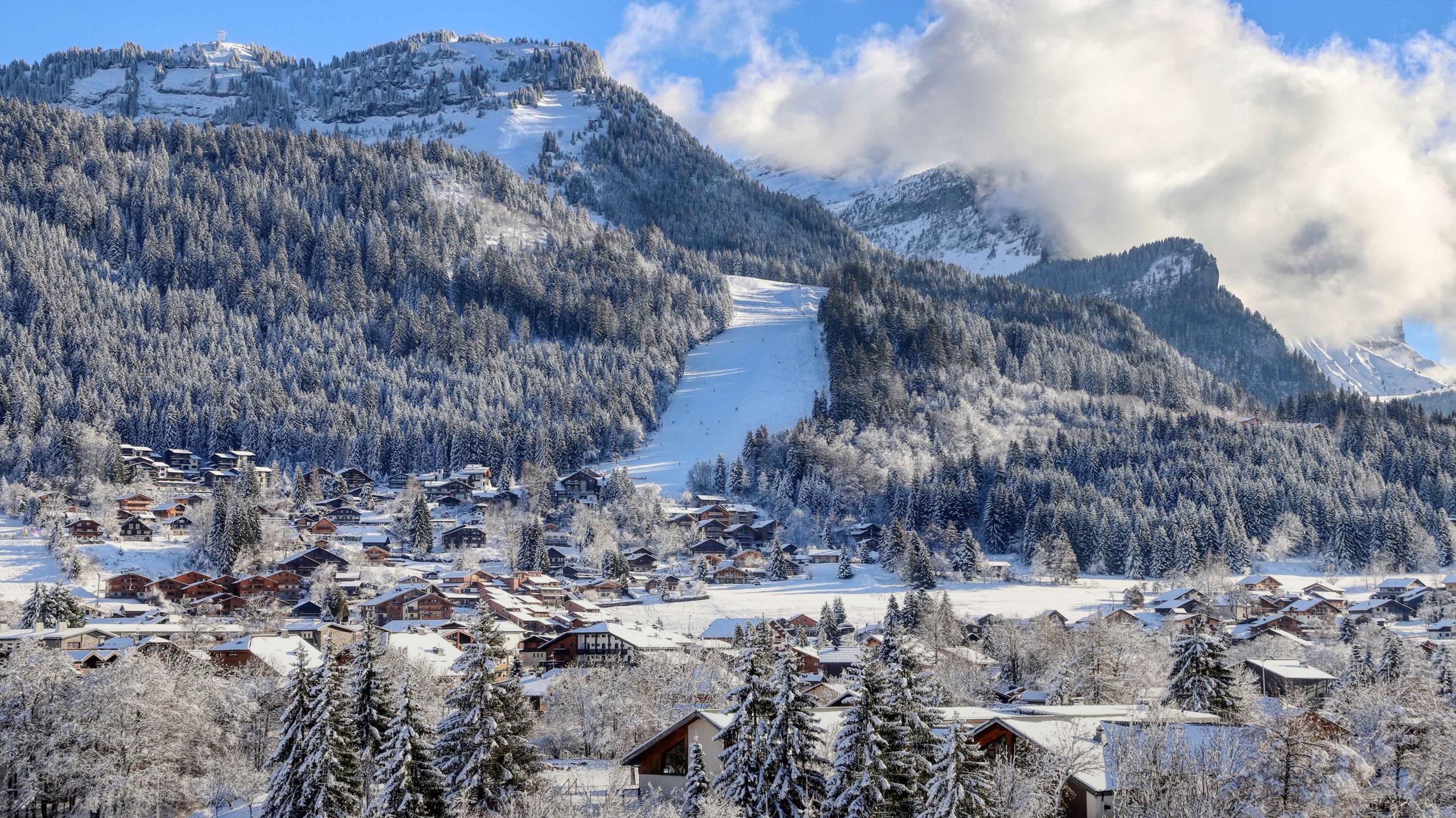 Les Carroz d'Arâches - Hiver - Village avec vue sur les pistes