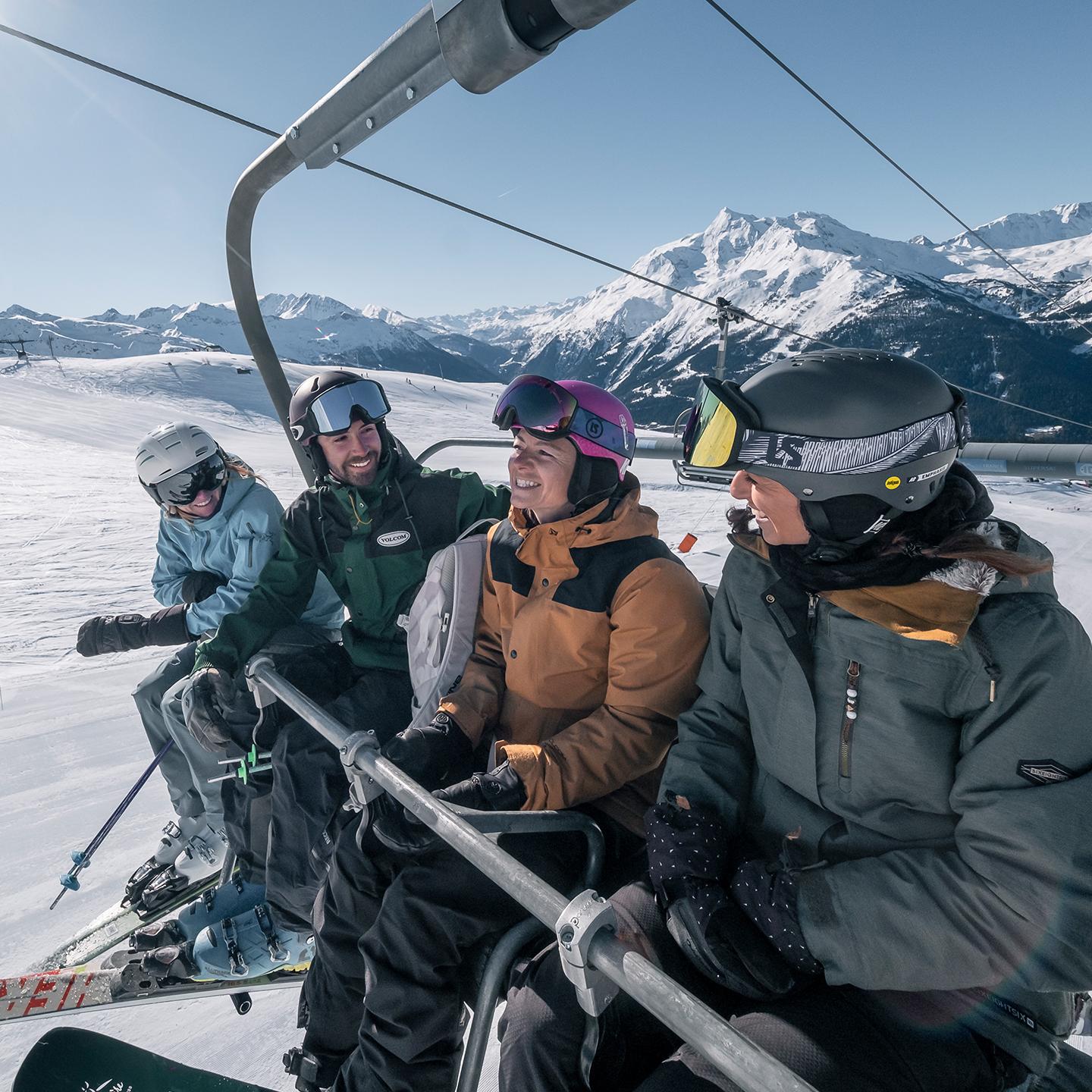 Un groupe de personne est en train de discuter sur un télésiège de l'Espace San Bernardo à La Rosière