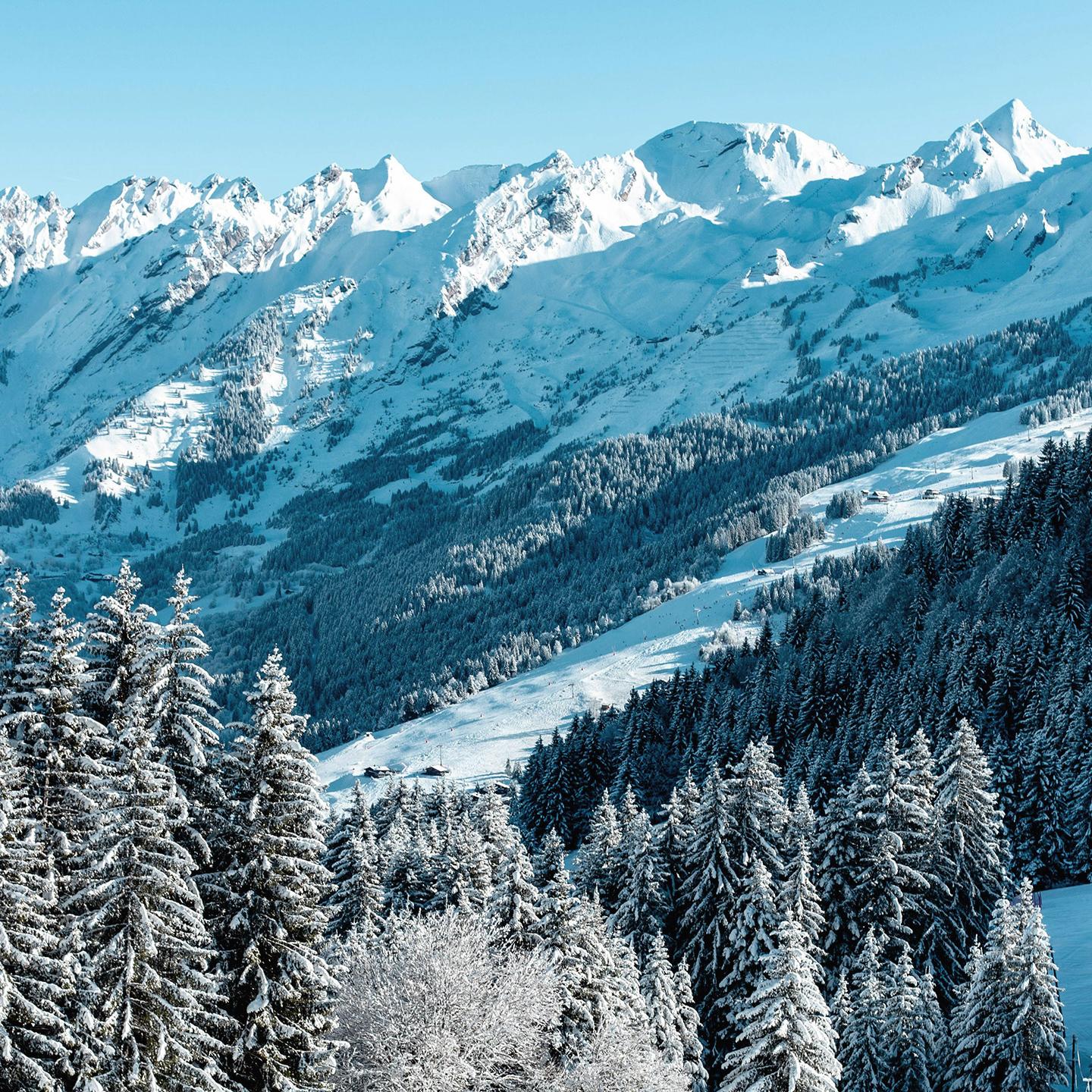 Paysage hivernal de La Clusaz, domaine skiable de Haute-Savoie