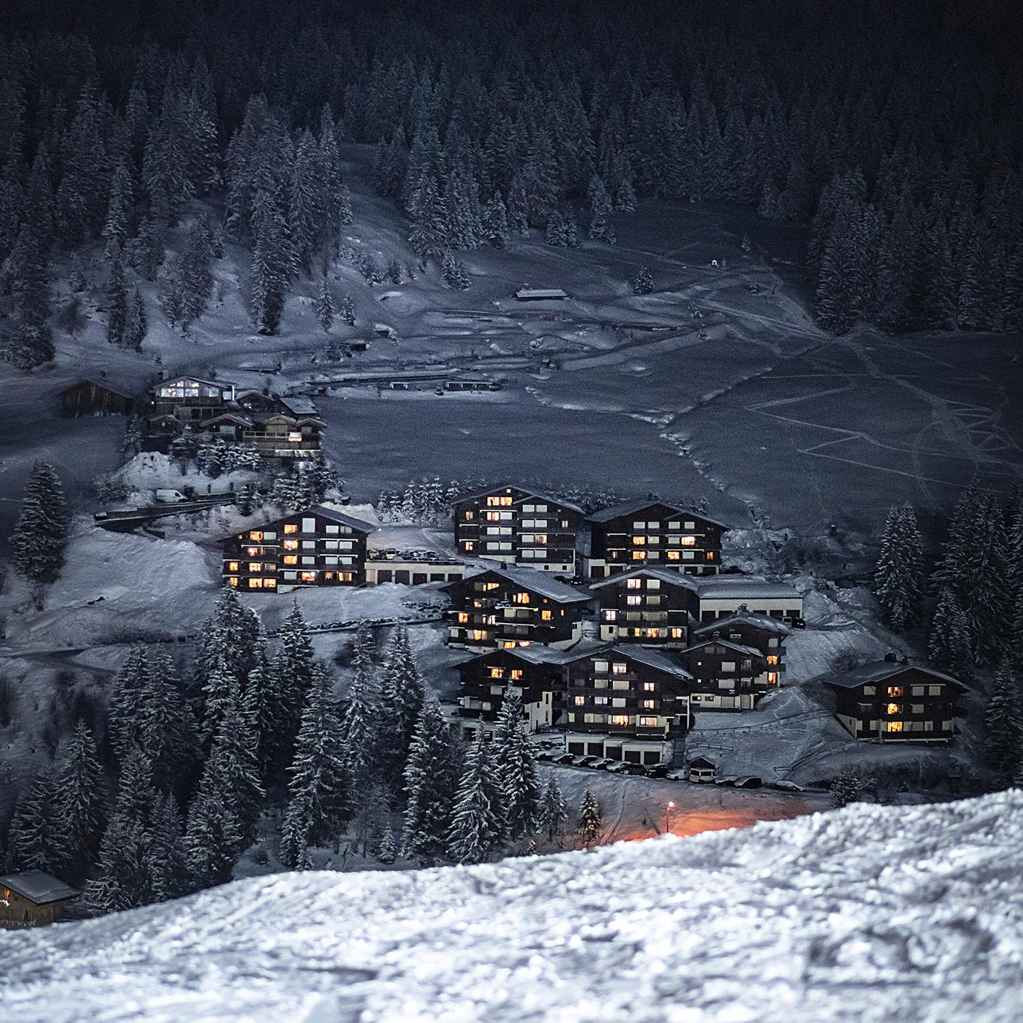 Vue sur les pistes du ski nocturne à La Clusaz-Manigod - Massif des Aravis en Haute-Savoie