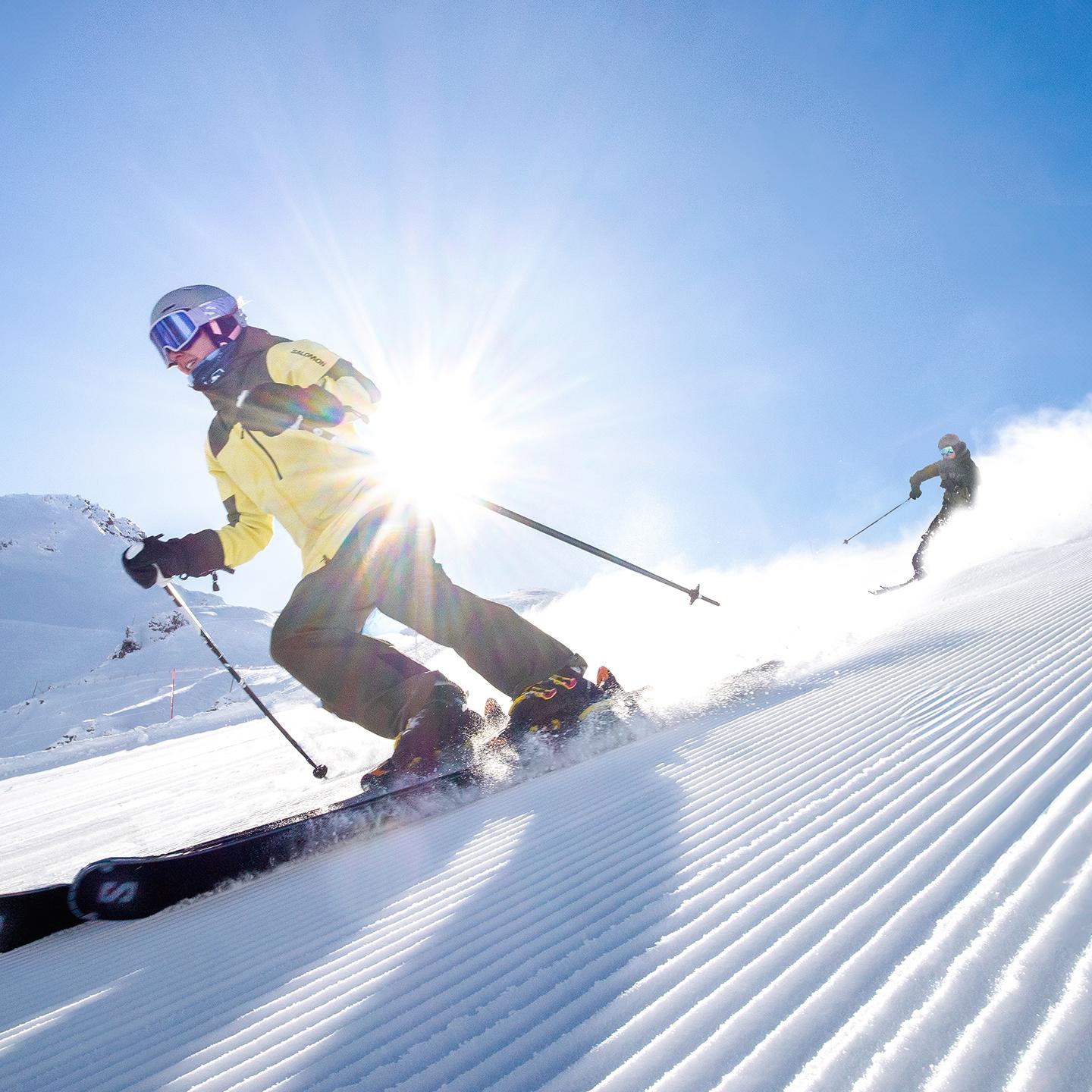 Deux personnes dévalent les pistes de Val Cenis Vanoise en ski alpin