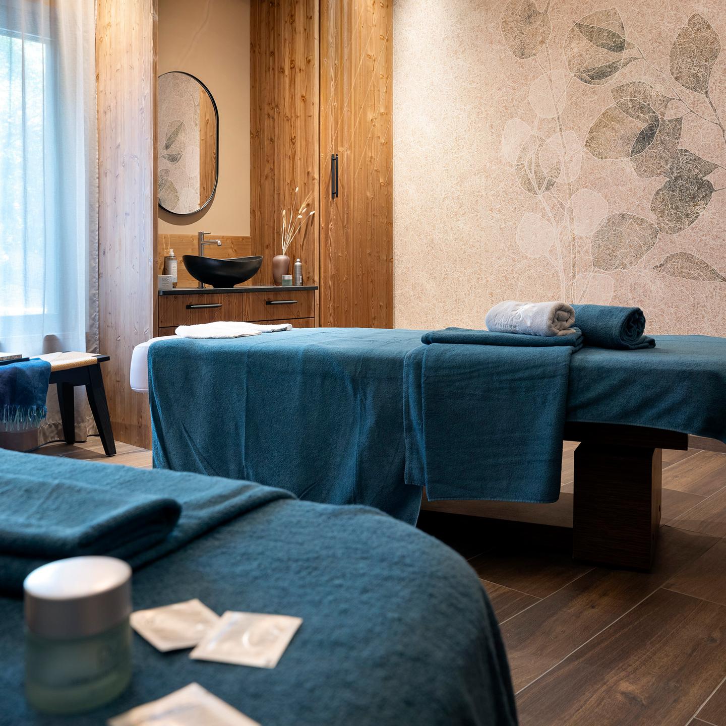 Chalets de Joy - Le Grand-Bornand - Espaces soins - Table de massage ©studio-bergoend