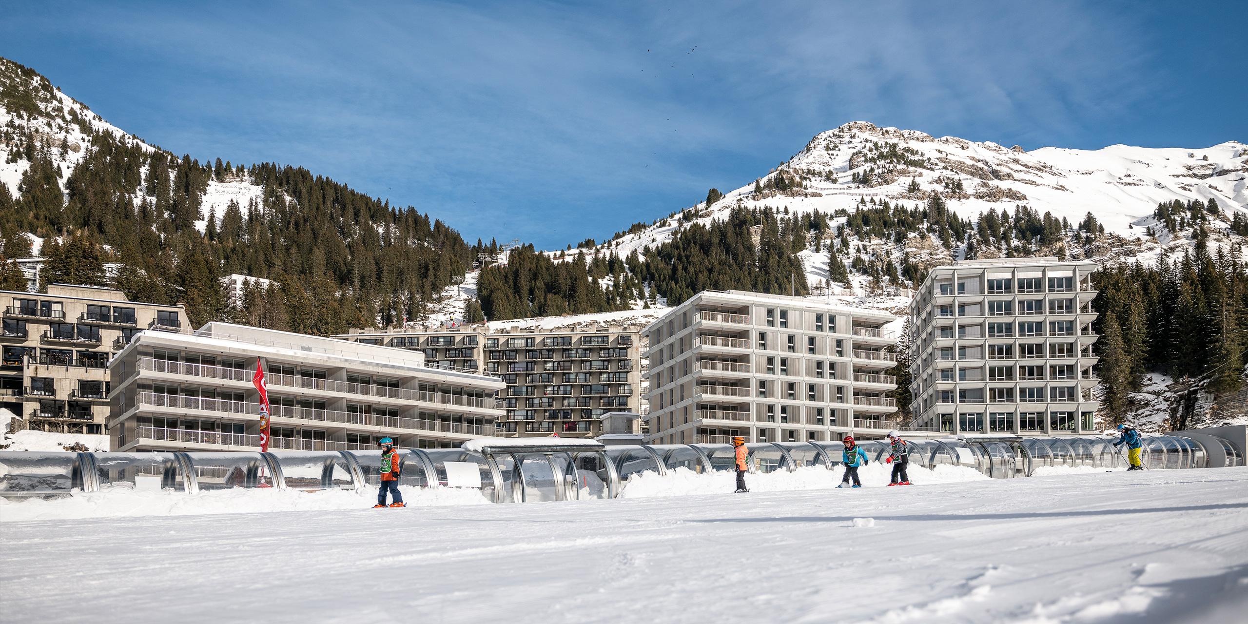 Vue exterieure depuis le front de neige de la résidence Alhéna à Flaine