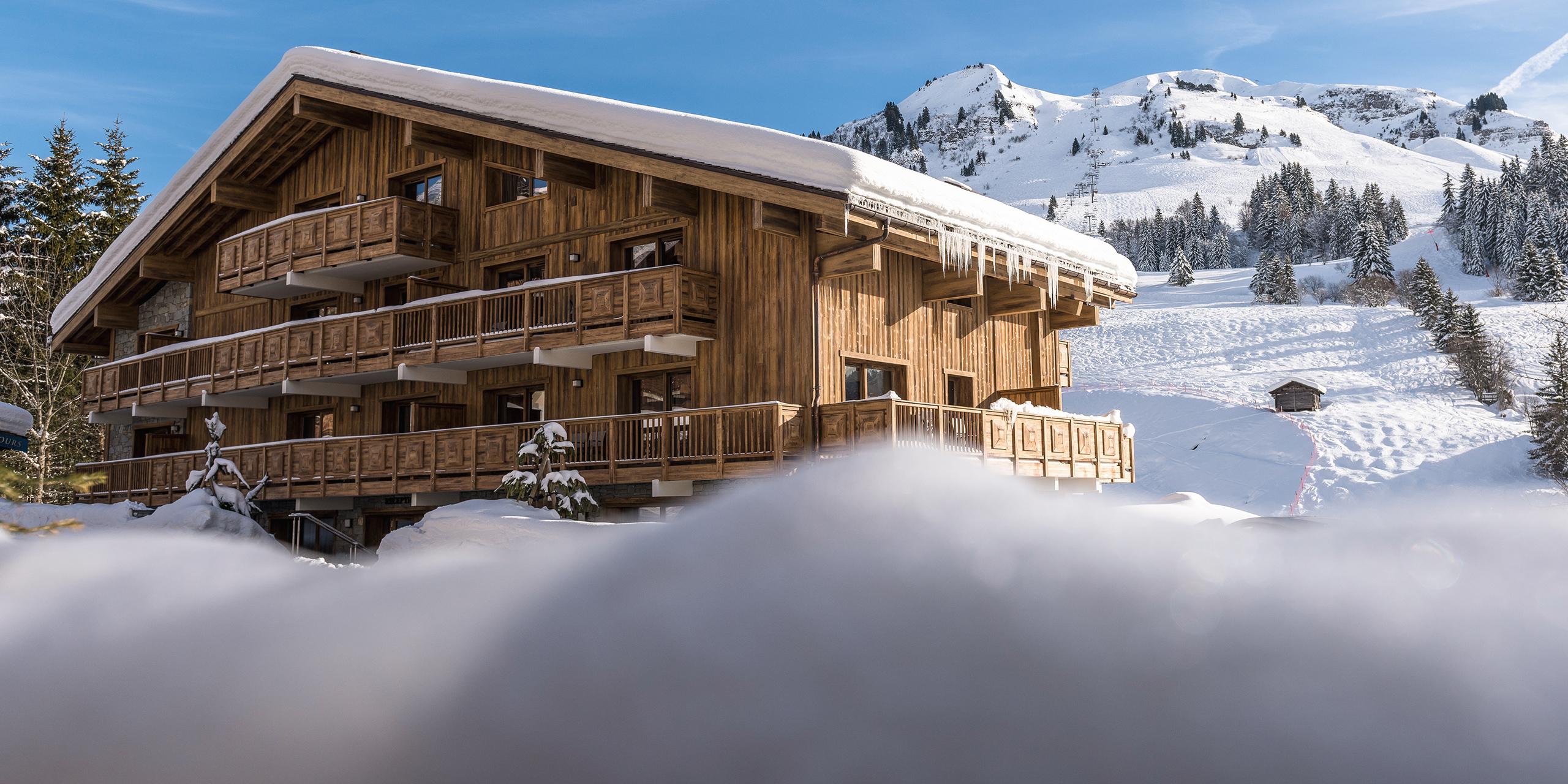 Vue extérieure de la résidence Roc des Tours au Grand Bornand sous la neige