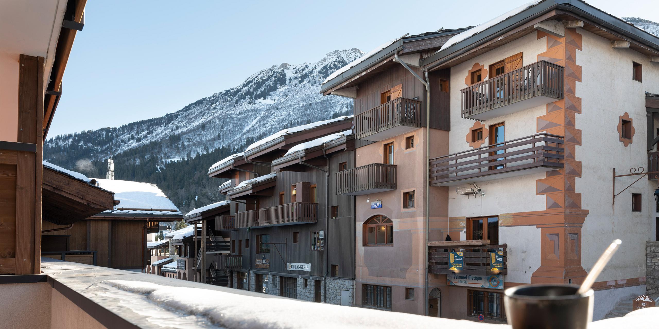 Vue sur le village de Valmorel depuis un balcon de la résidence Akoya