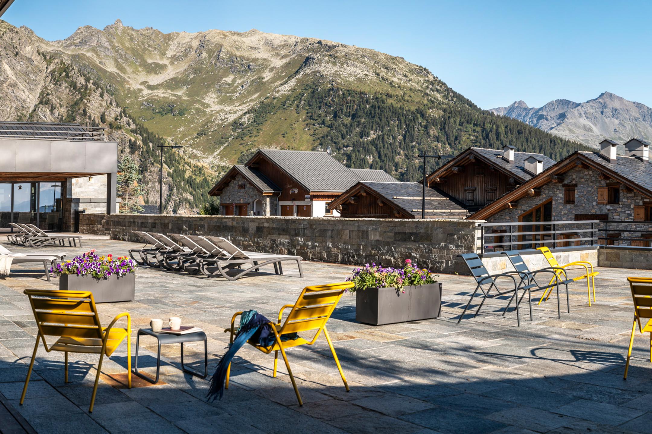 Terrasse de l'Alpen Lodge en été à La Rosière