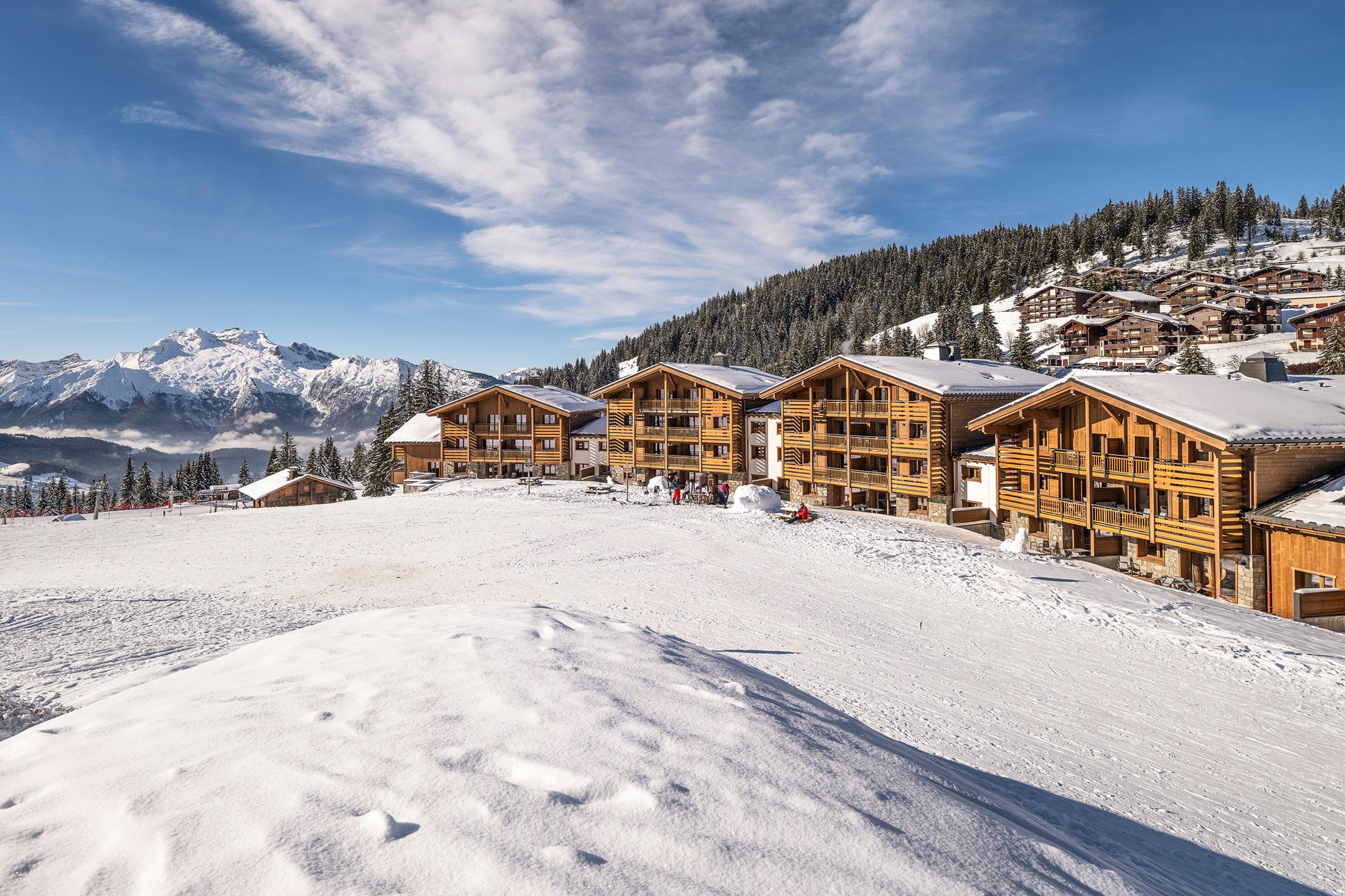 Vue extérieure du Hameau de l'Ours à Manigod en hiver