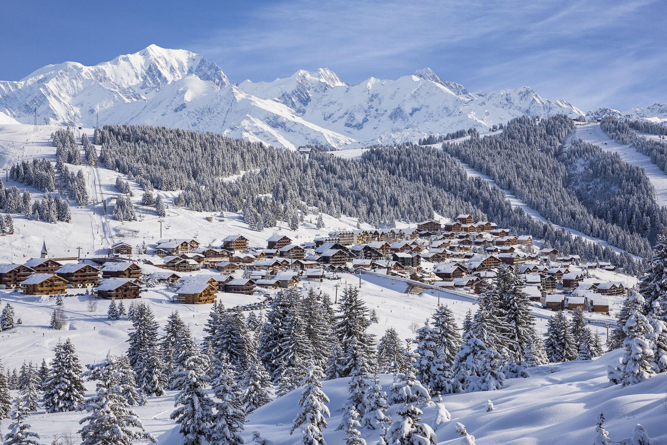 Beau panorama de la station des Saisies et de son domaine skiable, l'Espace Diamant, en hiver