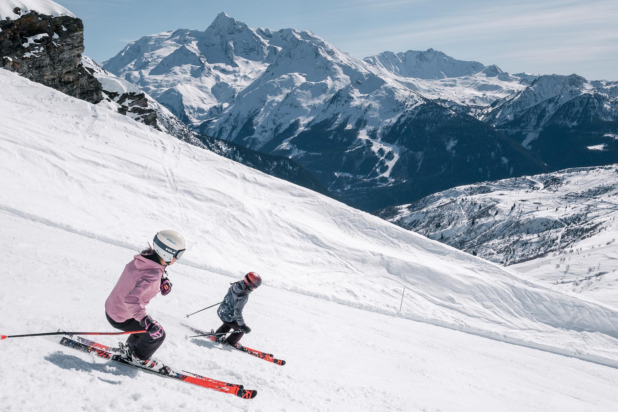 Deux personnes dévalent les pistes de La Rosière en ski alpin