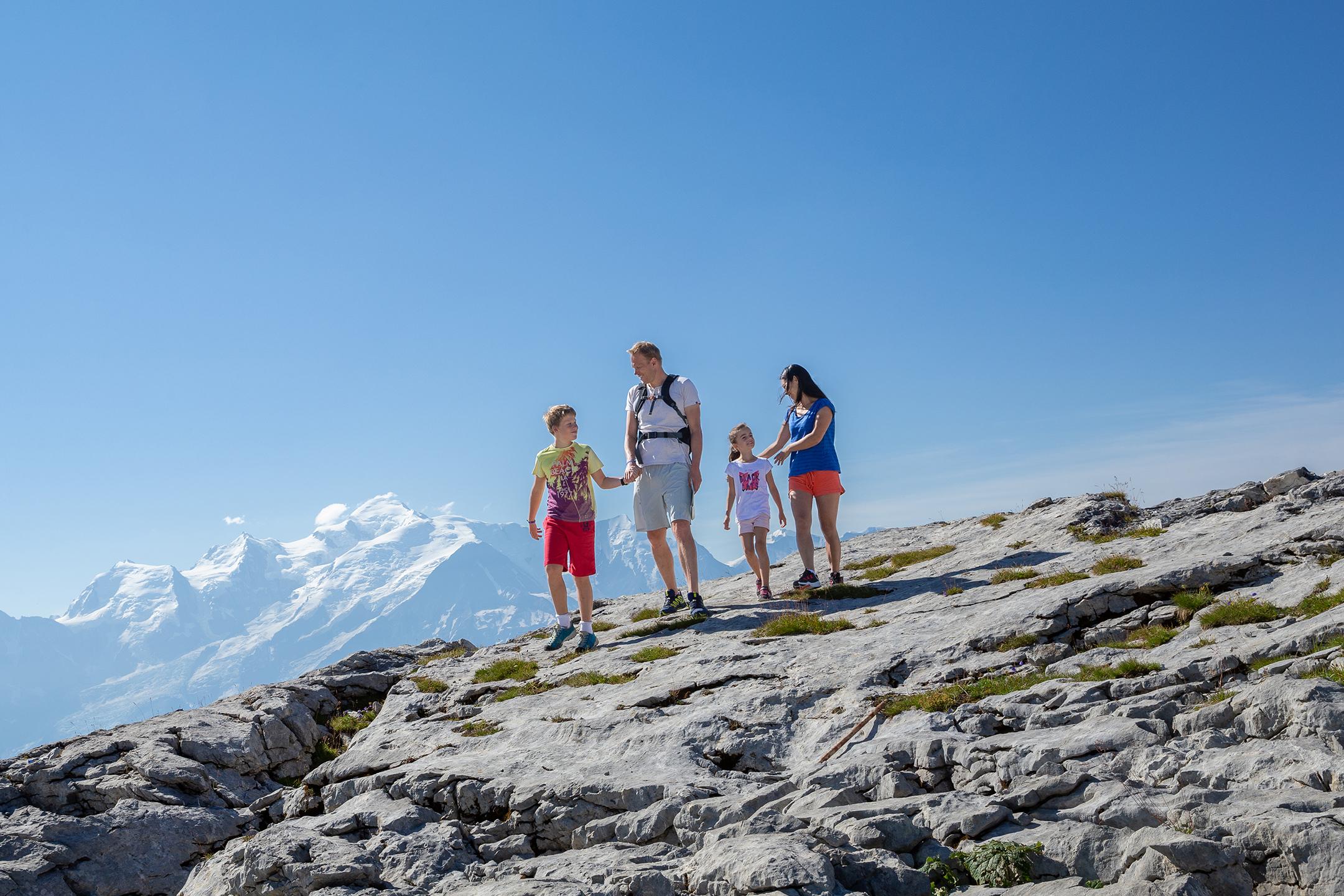 Famille de quatre personnes entrain de se balader sur le Desert de Platé à Flaine 