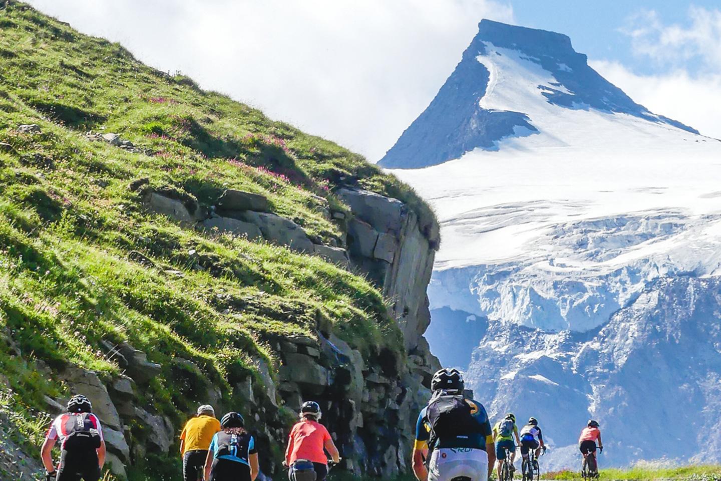 Groupe entrain de faire du vélo en Haute-Maurienne 