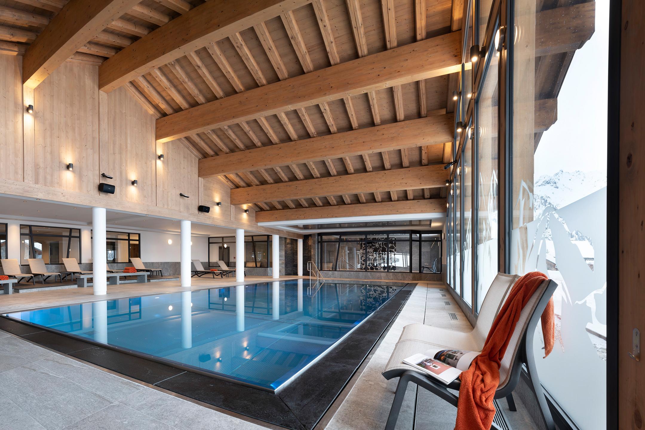 Piscine intérieure disponible dans l'espace bien-être de l'Alpen Lodge à La Rosière