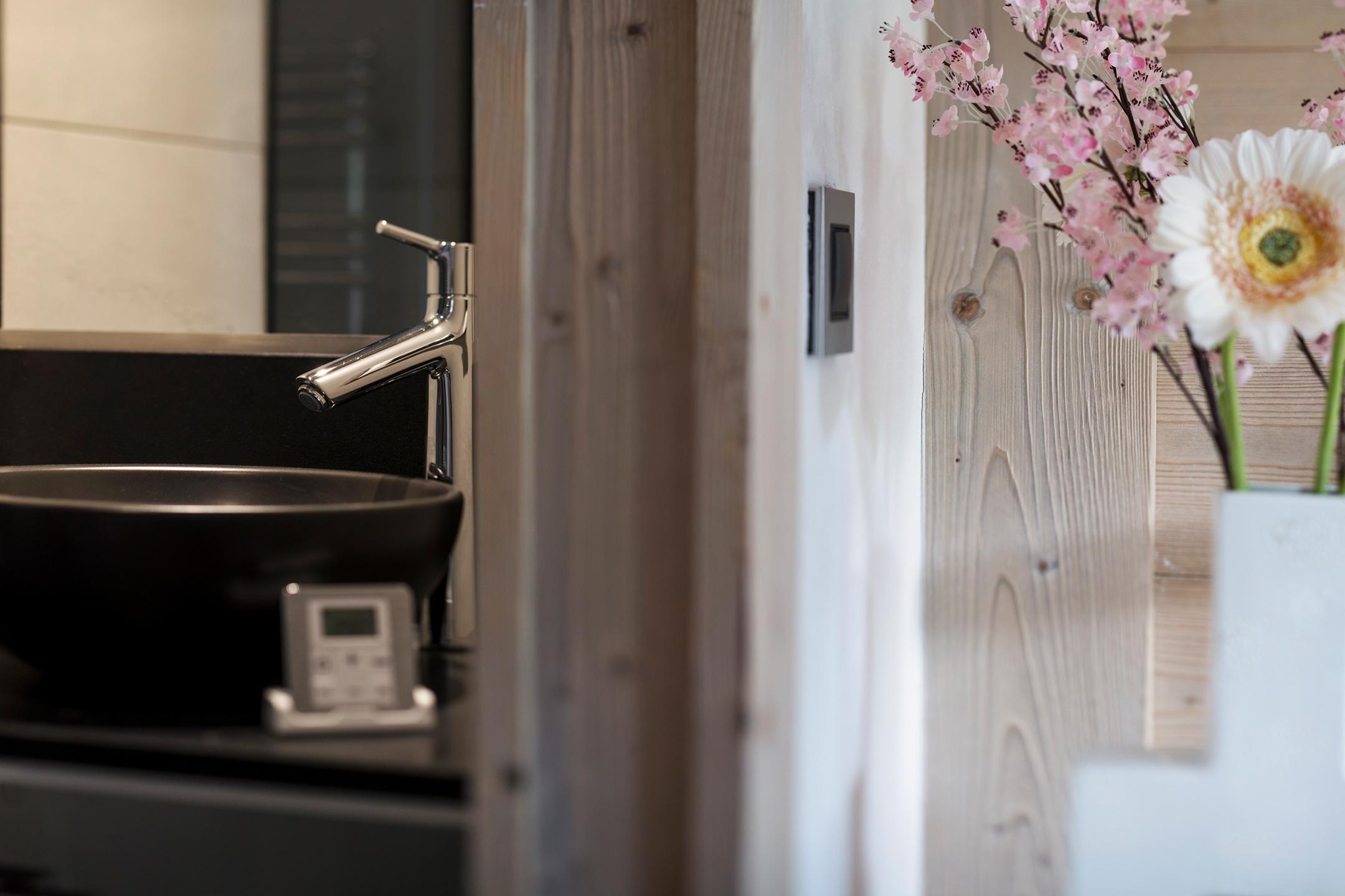 Bouquet de fleurs dans une salle de bain d'un appartement 