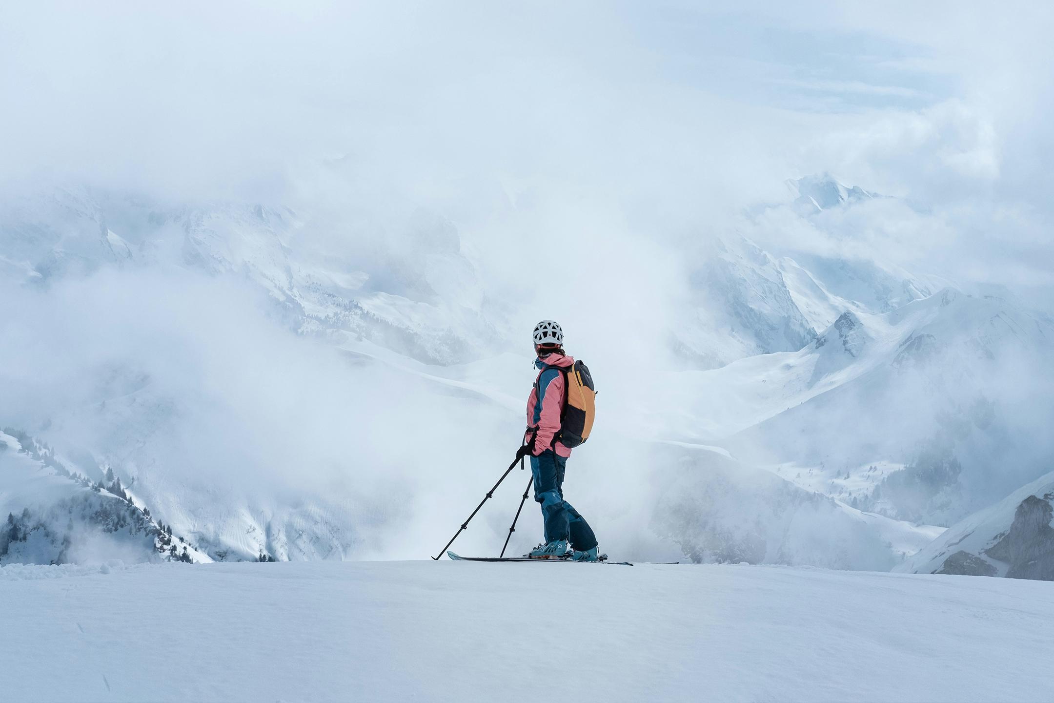 Skieur face à la montagne 