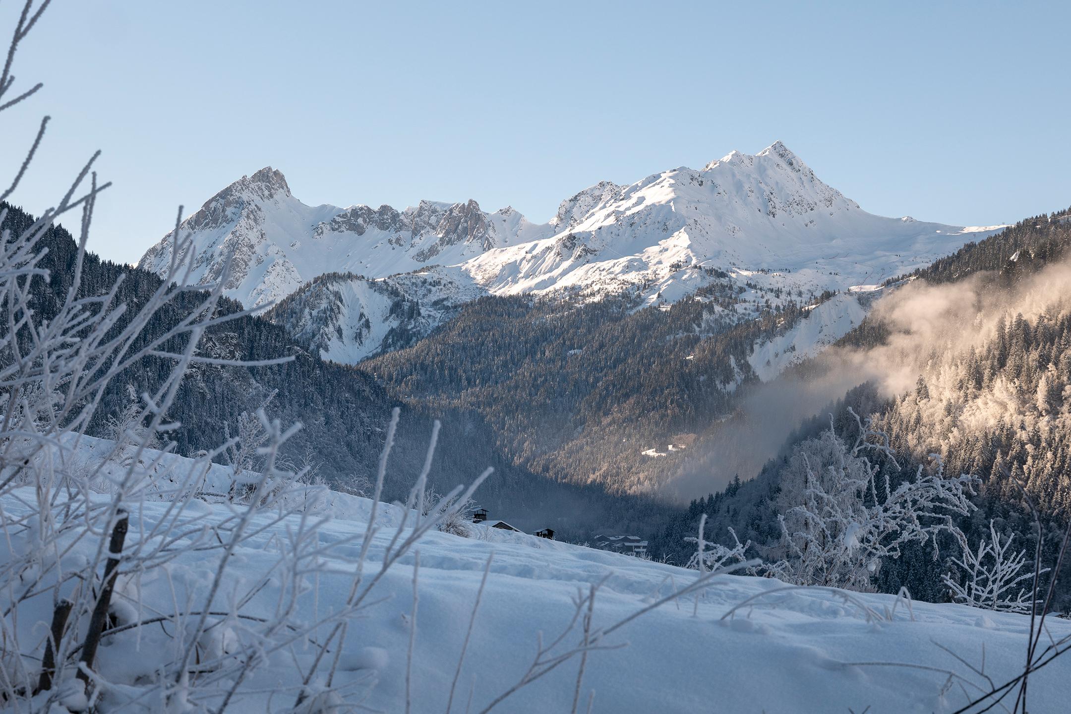Vue sur le Mont-Joly aux Contamines Montjoie durant l'hiver avec de la neige sur les sommets