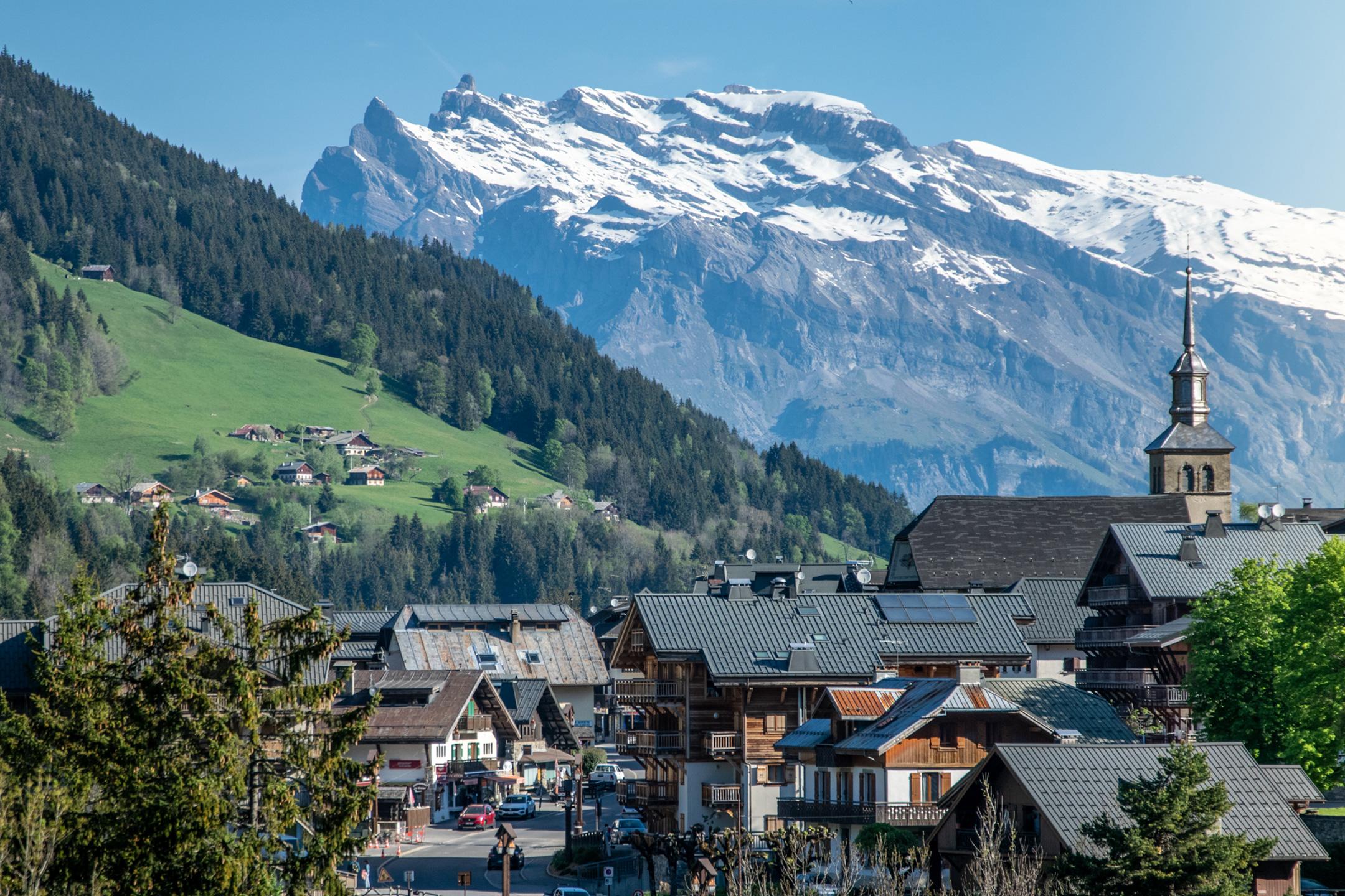 Vue sur le villages des Contamines Montjoie en été