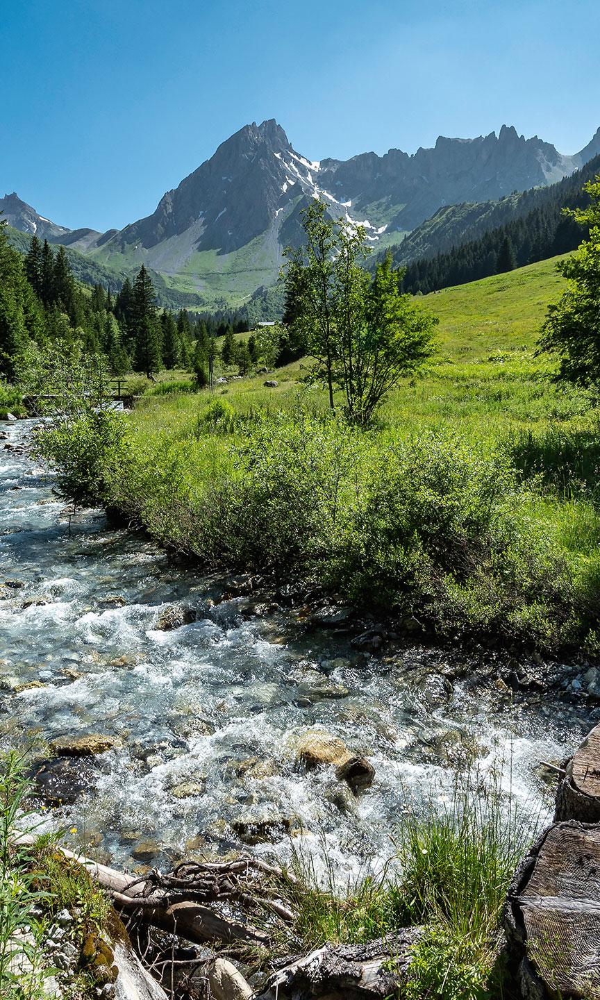 Paysage ensoleillée de la montagne et d'une rivière en été aux Contamines-Hauteluce