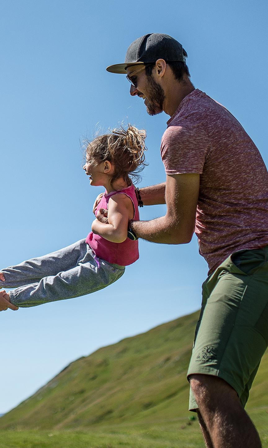 Des parents porte une enfant par la taille et par les pieds en la balançant de droite à gauche - Un été à La Rosière