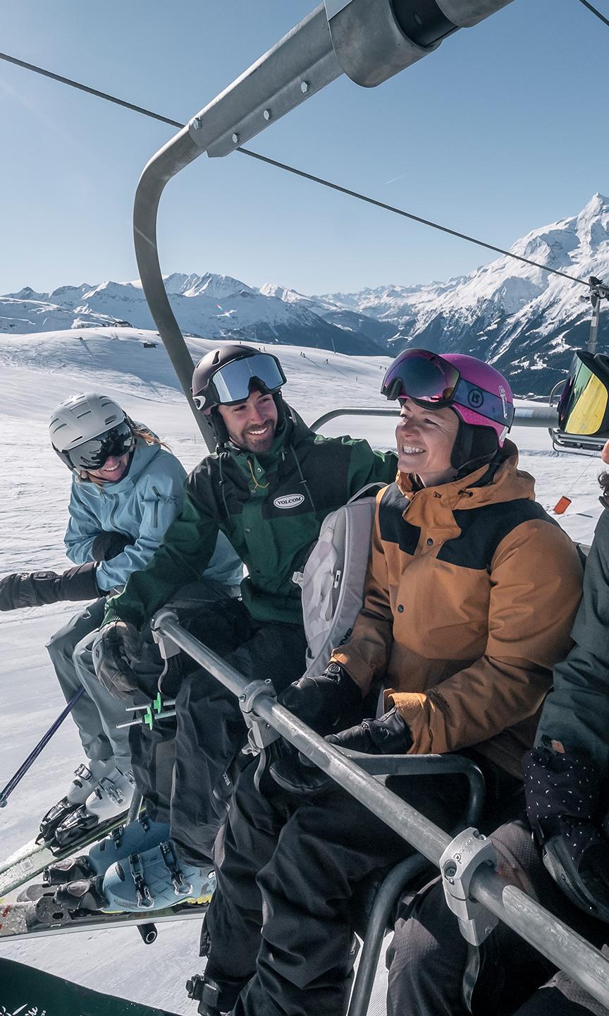 Un groupe de personne est en train de discuter sur un télésiège de l'Espace San Bernardo à La Rosière