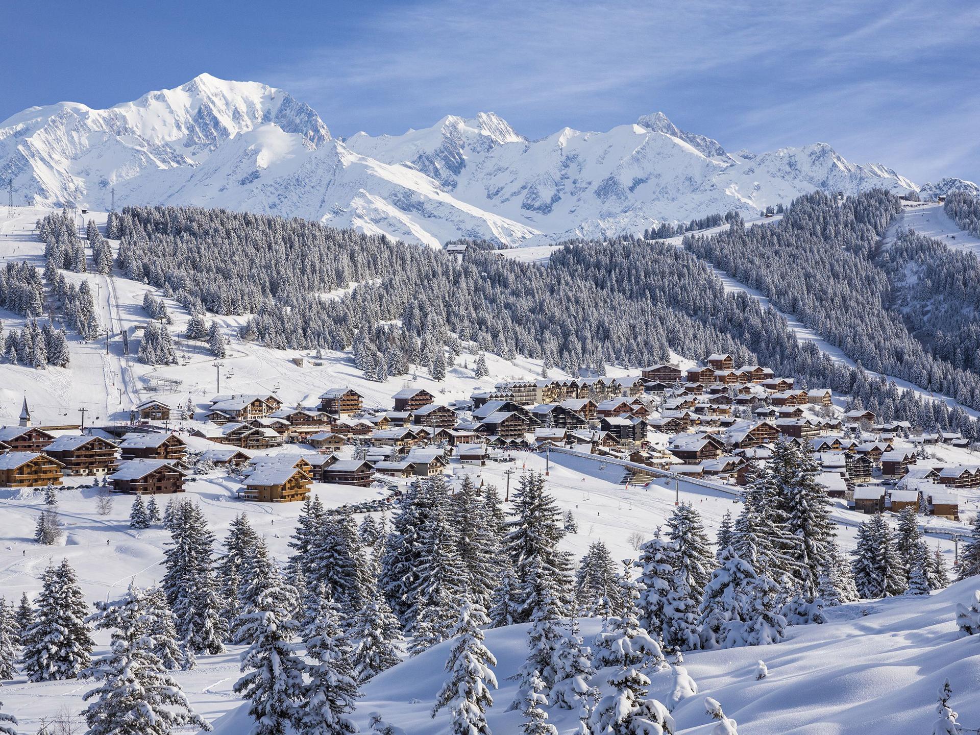 Beau panorama de la station des Saisies et de son domaine skiable, l'Espace Diamant, en hiver