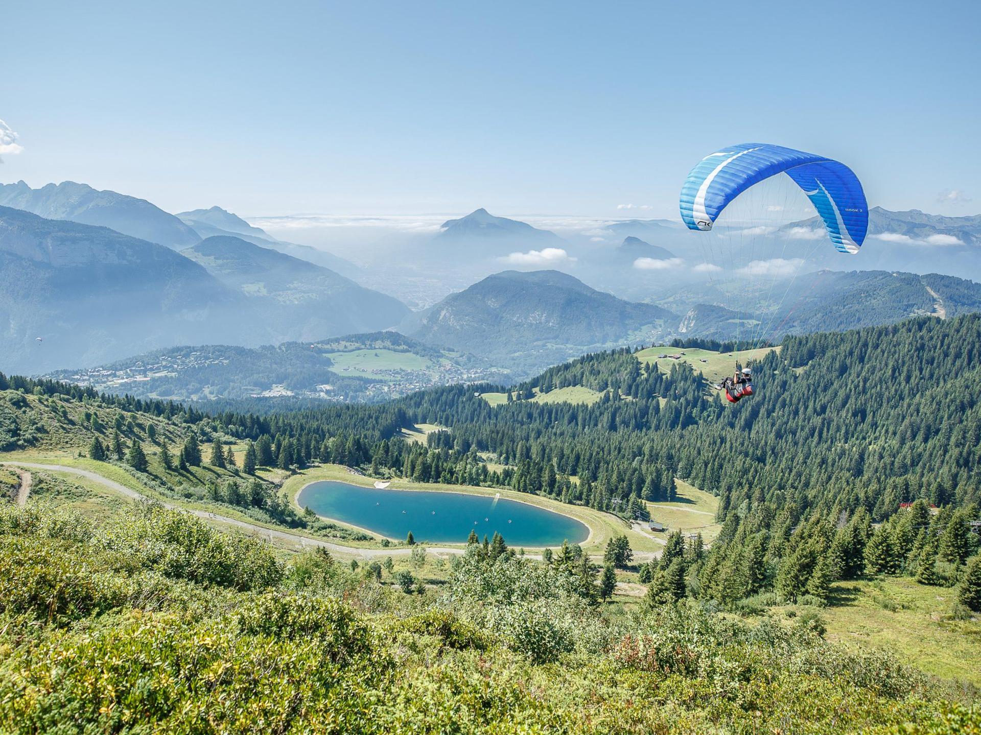 Un parapente survole la station des Carroz en pleine nature 