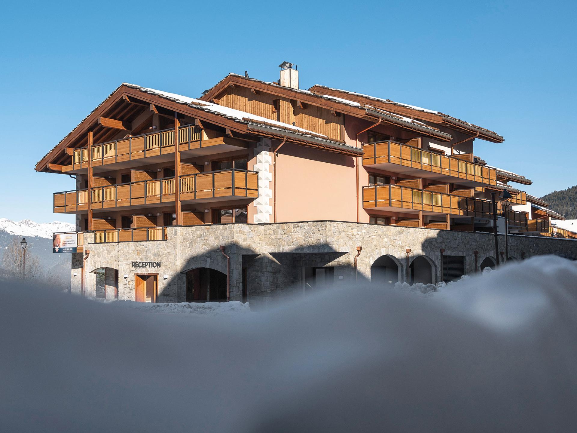 Vue de la résidence Akoya à Valmorel depuis l'extérieur dans un décor enneigé