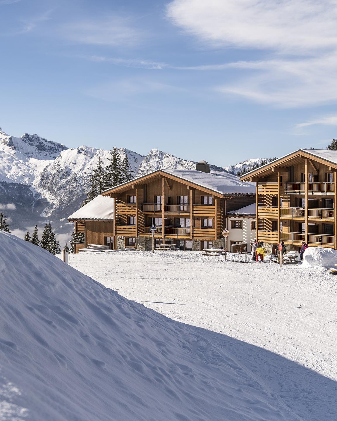 Vue extérieure sous la neige du Hameau de l'Ours à Manigod, destination Haute-Savoie