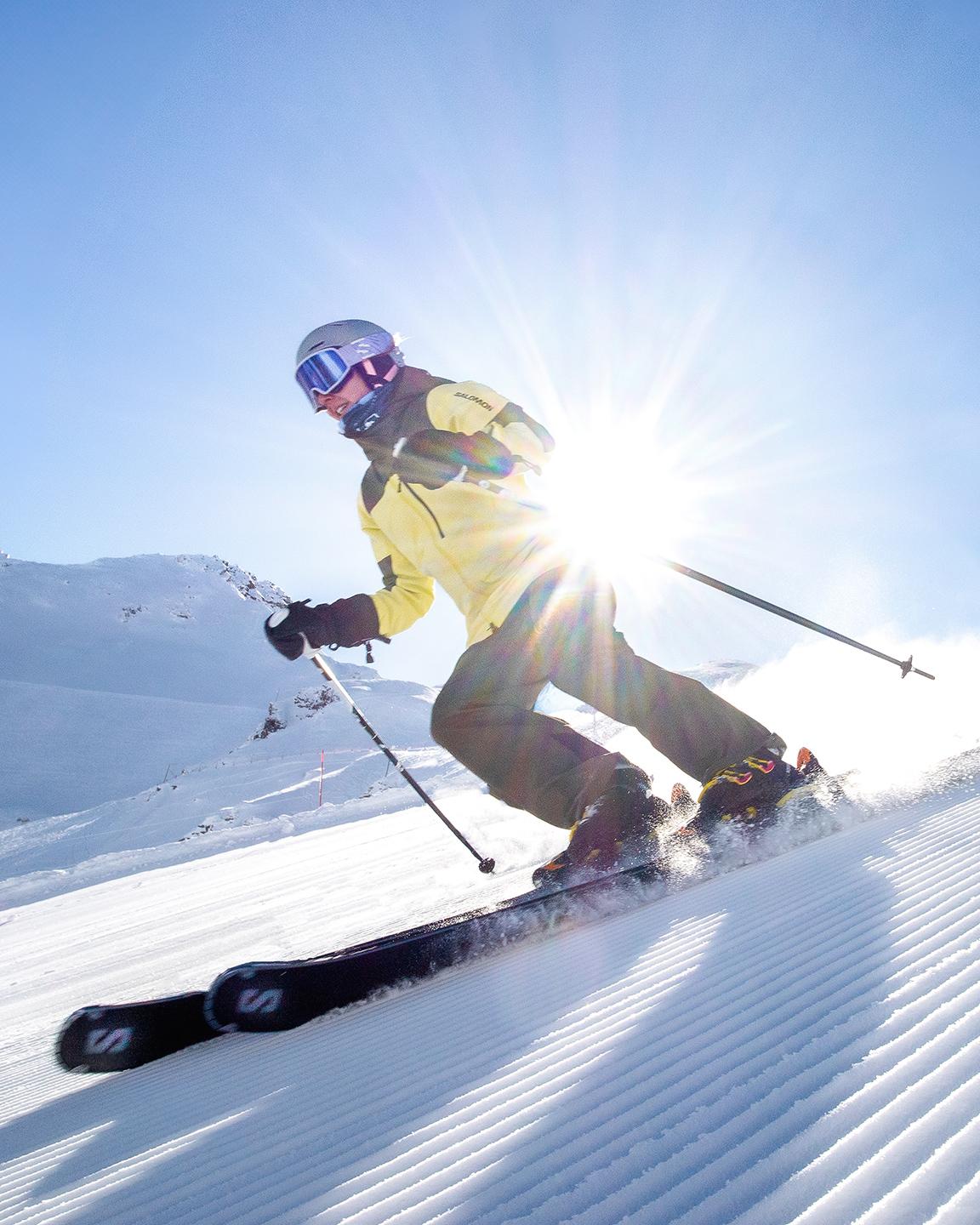 Deux personnes dévalent les pistes de Val Cenis Vanoise en ski alpin