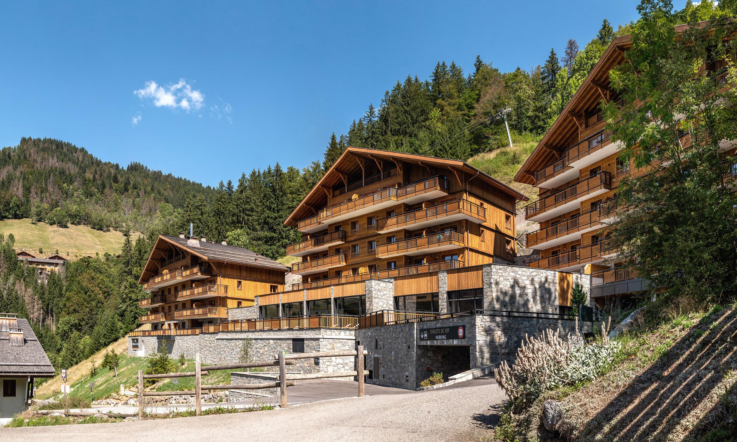 Vue de la résidence Chalets de Joy en été 