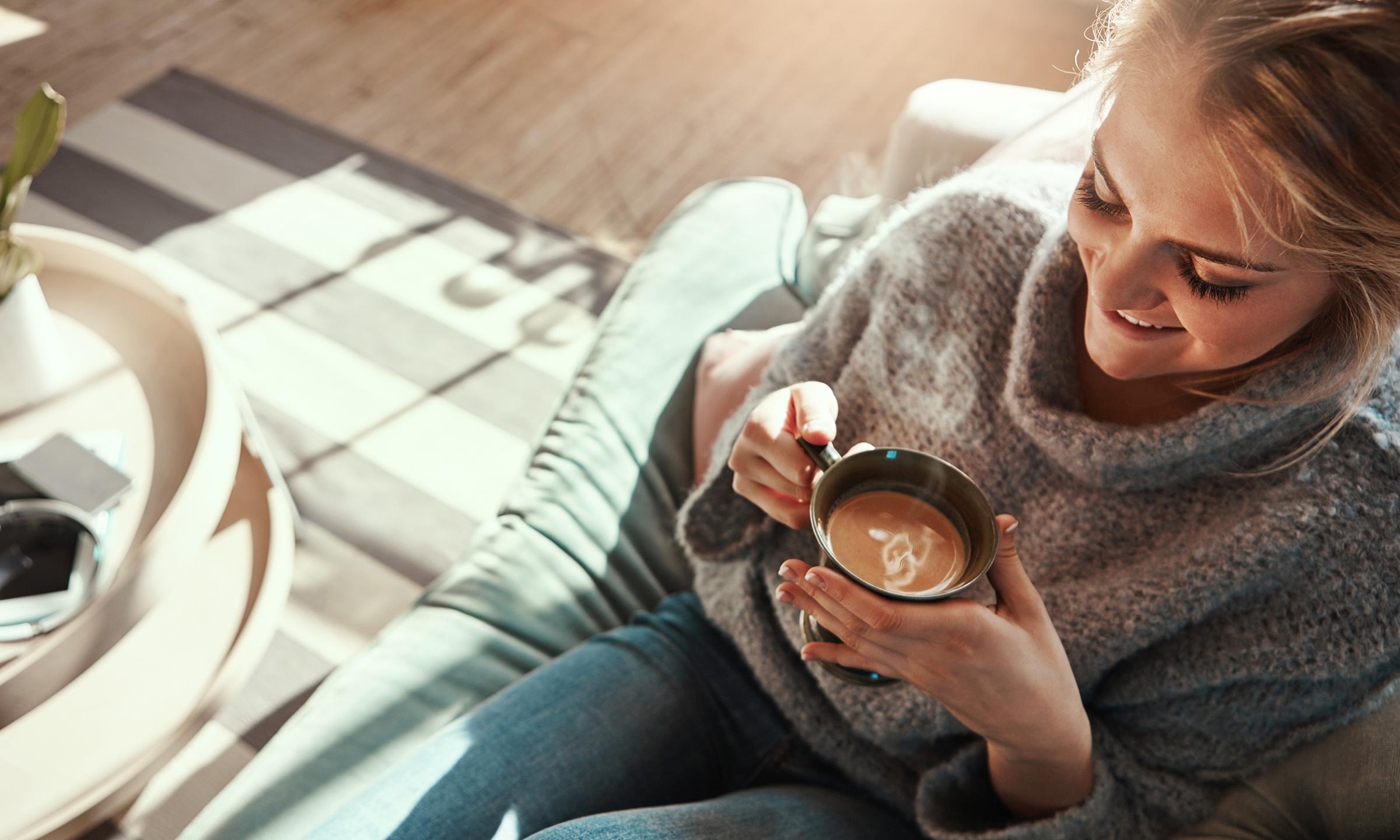 Les Carroz d'Arâches - Votre Appartement - Ambiance - Jeune femme en train de consommer un café