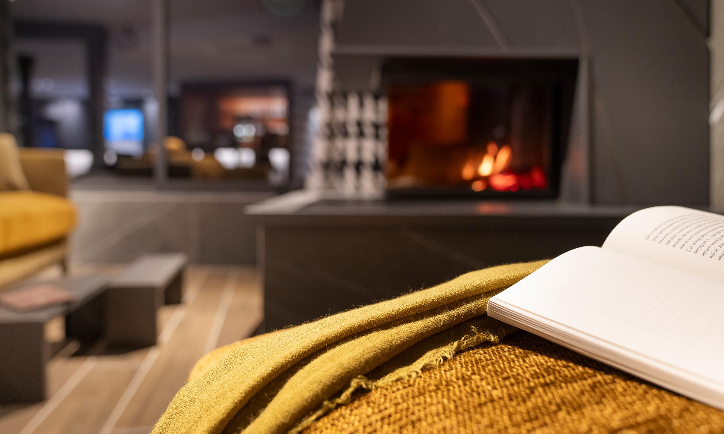 Lecture au coin de la cheminée au M'Bar des Chalets Láska