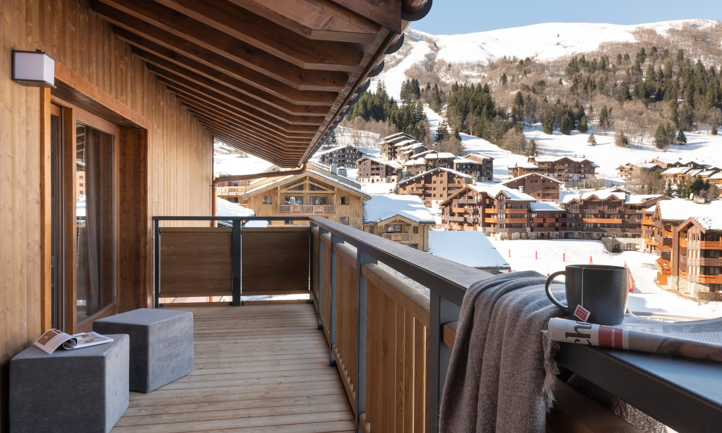 Vue panoramique sur la vallée de Valmorel depuis le balcon d'un appartement de la résidence Akoya