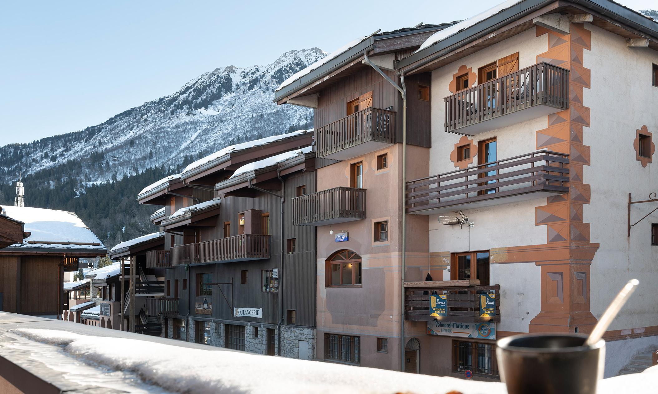 Vue sur le village de Valmorel depuis un balcon de la résidence Akoya