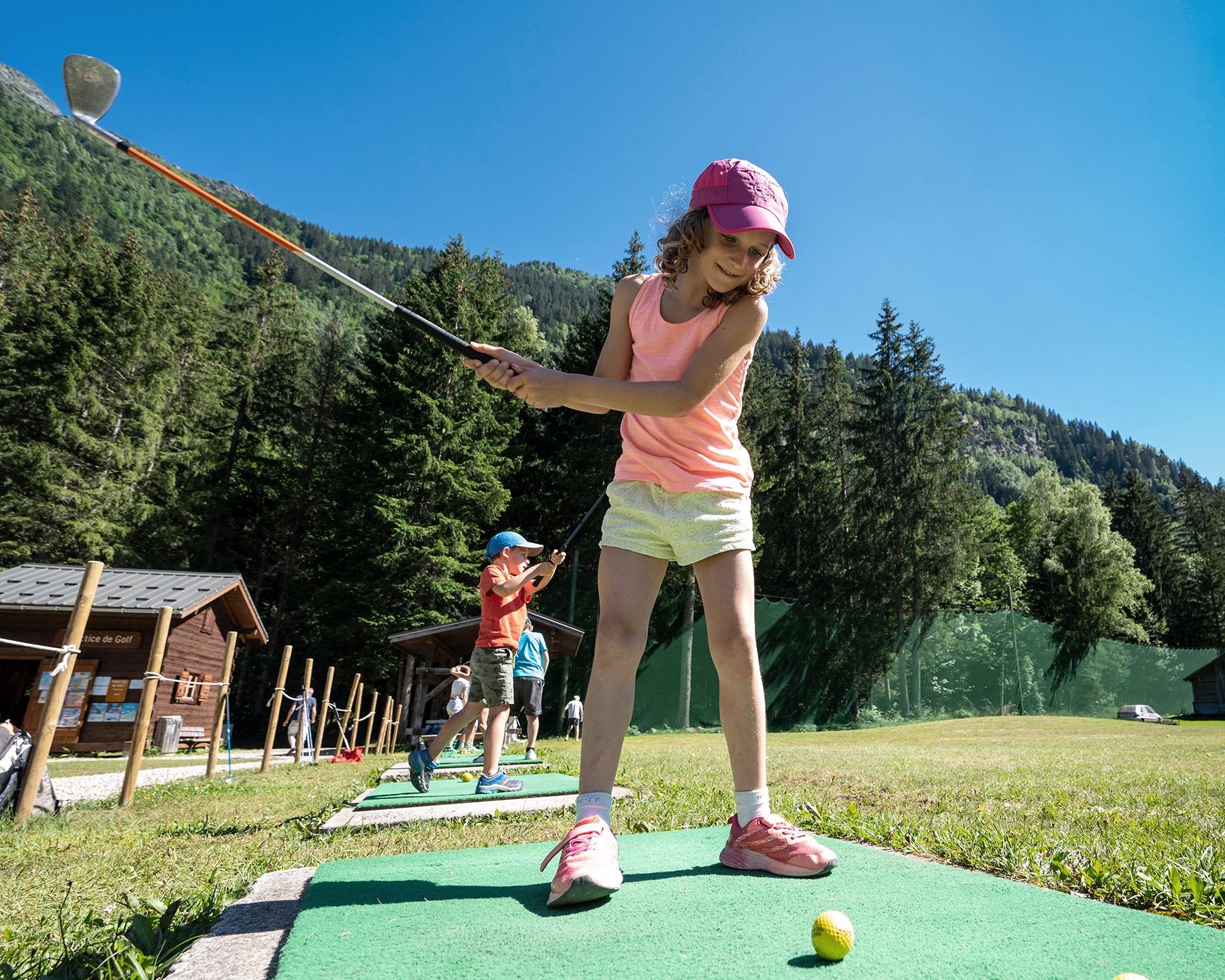 Une fillette joue au minigolf des Contamines-Montjoie