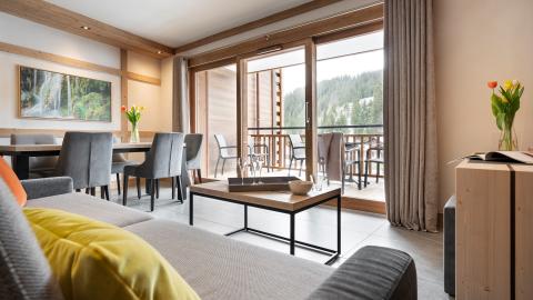 Salon avec vue sur l'extérieure d'un appartement à vendre au Hameau de l'Ours à Manigod 