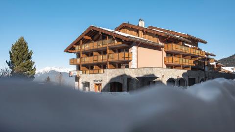 Vue de la résidence Akoya à Valmorel depuis l'extérieur dans un décor enneigé