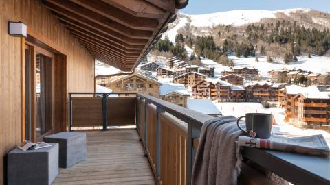 Vue panoramique sur la vallée de Valmorel depuis le balcon d'un appartement de la résidence Akoya